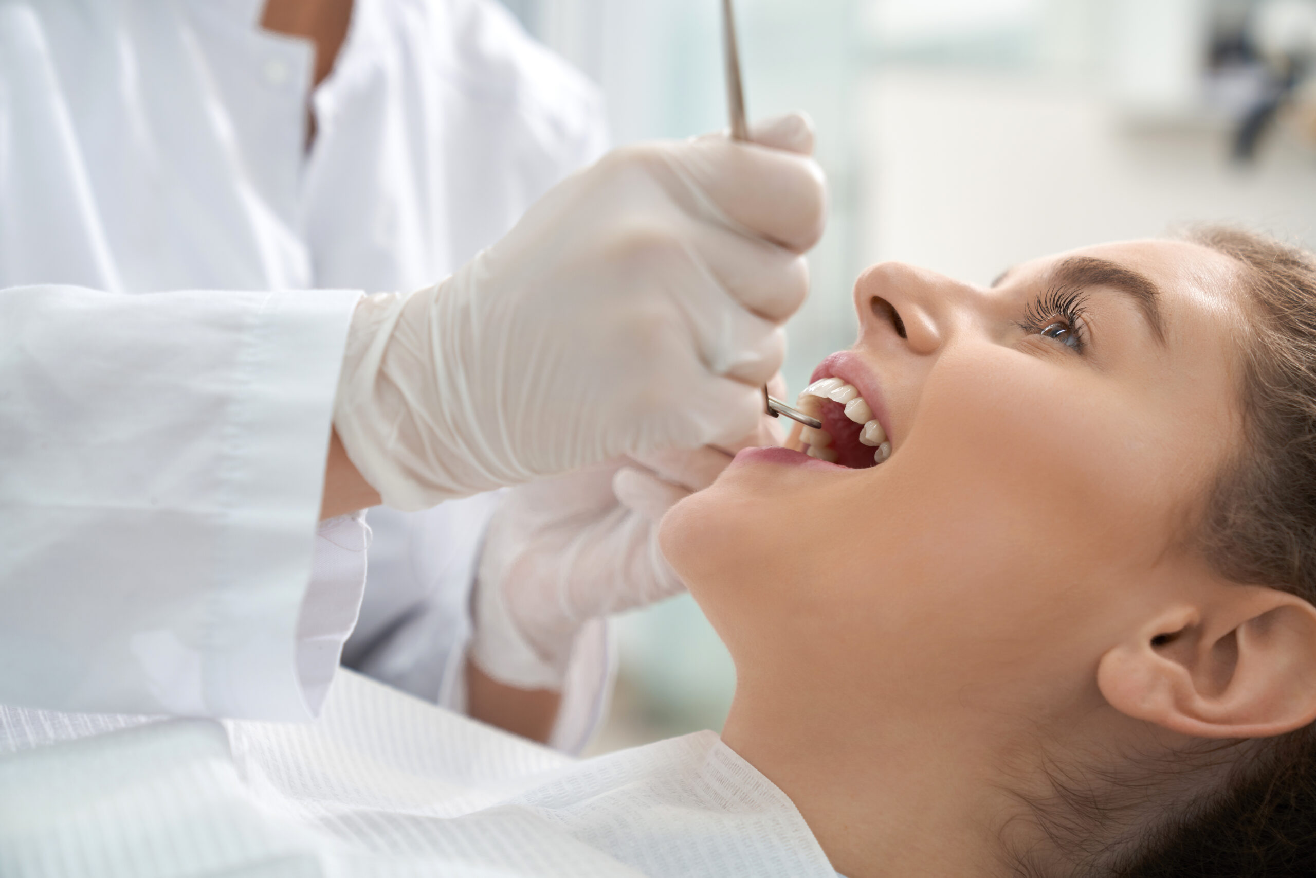 Cómo cuidar tus implantes durante las vacaciones:
hábitos para evitar problemas en verano
