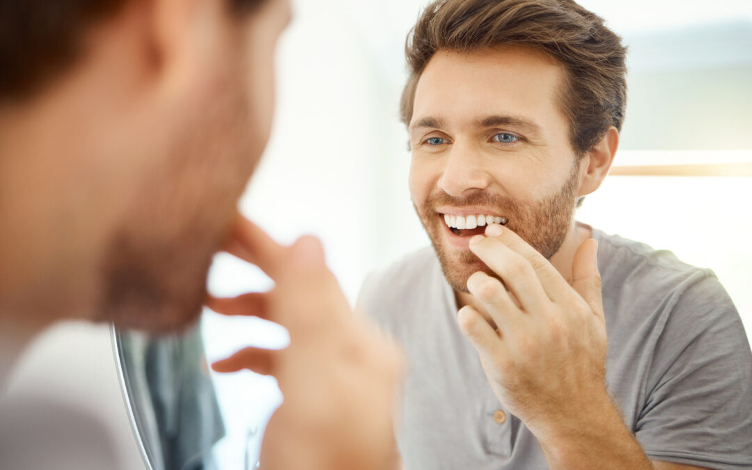 persona observando una molestia dental en casa